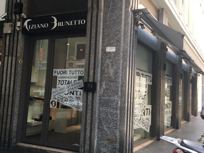 Savona, chiude la boutique di moda Tiziano Brunetto di Via Mistrangelo Savona, chiude la boutique di moda Tiziano Brunetto di Via Mistrangelo