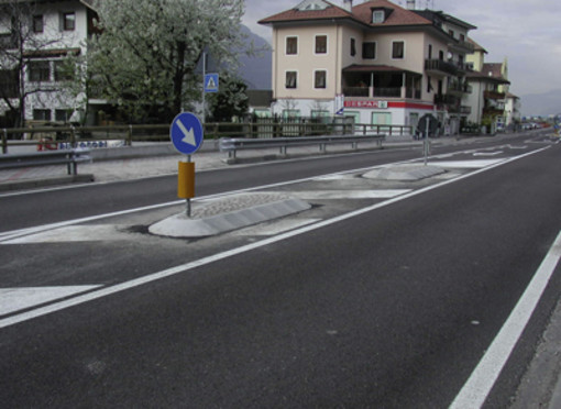 Vado: un'isola spartitraffico in località Murate Vado: un'isola spartitraffico in località Murate