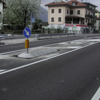 Vado: un'isola spartitraffico in località Murate