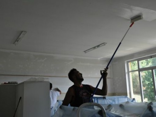 Carcare, genitori a scuola per tinteggiare le aule delle medie Carcare, genitori a scuola per tinteggiare le aule delle medie