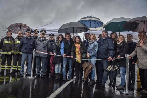 Taglio del nastro sotto una pioggia battente per la variante di Moncavaglione (FOTO e VIDEO)