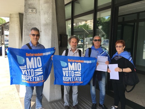 Comitato Savonese Acqua Bene Comune in protesta davanti alla Provincia: "L'acqua dà l'ultimatum ai sindaci"