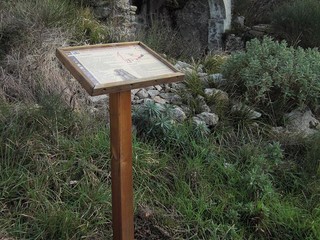 3 – I ruderi dell’Oratorio con la relativa cartellonistica illustrativa (foto Roberto Grossi)