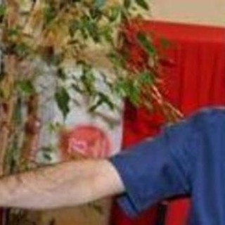 Imu, a Genova don Valentino Porcile paga la rata sulla chiesa e pubblica la ricevuta su Facebook
