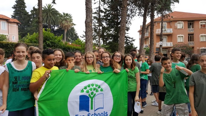 Borgio Verezzi consegna “Bandiera verde” alle scuole medie