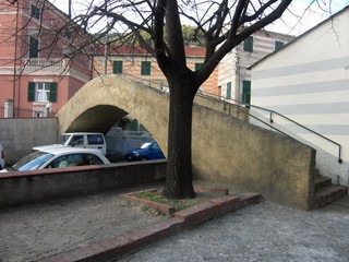 3 – Il “Ponte Vecchio” sul torrente Noli (foto Roberto Grossi) 3 – Il “Ponte Vecchio” sul torrente Noli (foto Roberto Grossi)