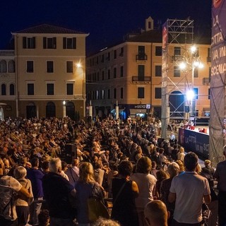 Parole Ubikate in mare 2025 chiude i battenti: due mesi di eventi con 30 autori e 18mila presenze