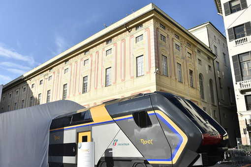Trenitalia, Rock e Pop anteprima in piazza De Ferrari a Genova: presentati i nuovi convogli della flotta regionale (FOTO e VIDEO) Trenitalia, Rock e Pop anteprima in piazza De Ferrari a Genova: presentati i nuovi convogli della flotta regionale (FOTO e VIDEO)