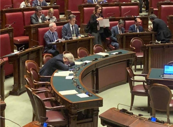 Sgarbi sferzante contro il deputato varazzino Battelli: "Più eloquente il mio sonno della sua parola" Sgarbi sferzante contro il deputato varazzino Battelli: "Più eloquente il mio sonno della sua parola"