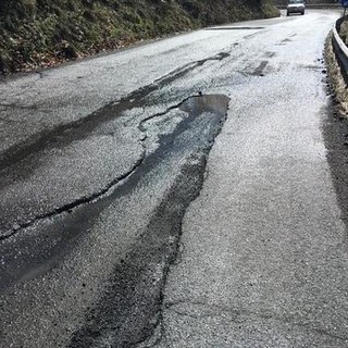 Slalom tra le buche a Stella, la protesta dei cittadini: si attende intervento di Anas