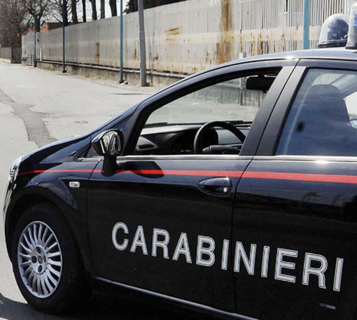 Albenga, spacciatore si nasconde sotto una macchina per sfuggire ai Carabinieri: arrestato