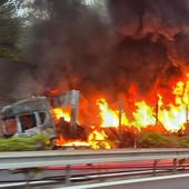 Incendio sulla A10: camion divorato dalle fiamme (FOTO)