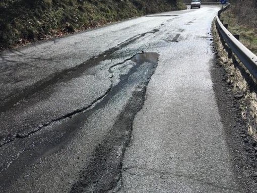 Slalom tra le buche a Stella, la protesta dei cittadini: si attende intervento di Anas