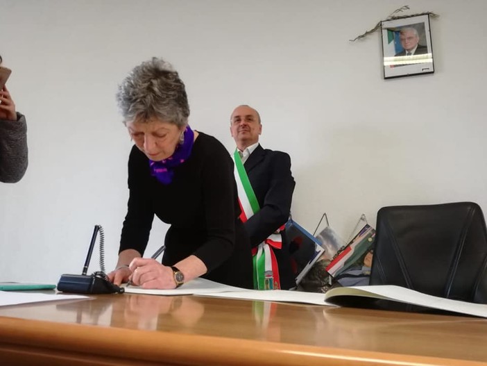 Plodio: il sindaco Badano ha conferito la cittadinanza italiana a Maxine Schuman, insegnante madrelingua di inglese