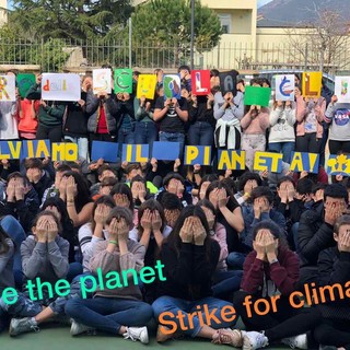Anche i bambini della scuola di Leca d'Albenga partecipano al "Fridays For Future" Anche i bambini della scuola di Leca d'Albenga partecipano al "Fridays For Future"