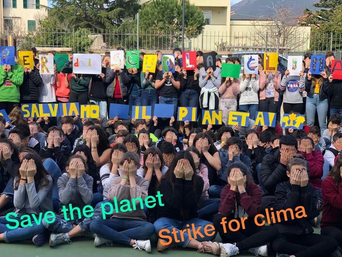 Anche i bambini della scuola di Leca d'Albenga partecipano al "Fridays For Future"