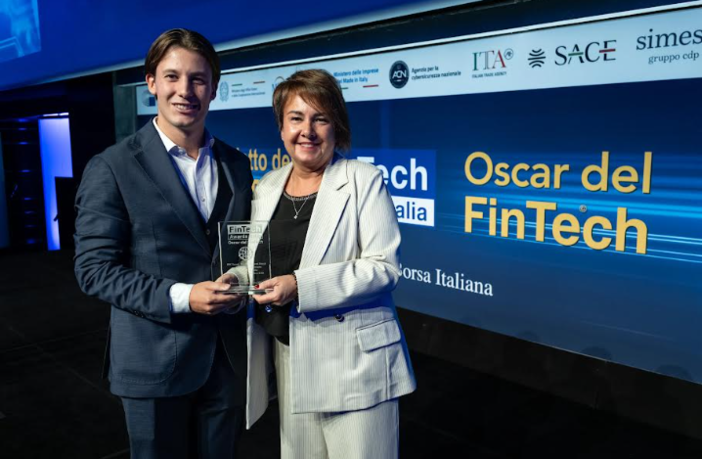Oscar del Fintech 2026: eVISO, main partner della sesta edizione, consegna il primo eVISO ai Special Award a Palazzo Mezzanotte Oscar del Fintech 2026: eVISO, main partner della sesta edizione, consegna il primo eVISO ai Special Award a Palazzo Mezzanotte