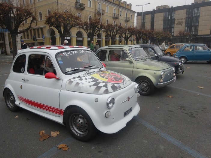 In foto un raduno di Fiat 500 storiche