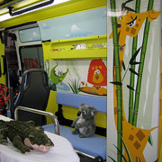 Savona: successo per l'inaugurazione dell'allestimento pediatrico di un'ambulanza della Croce Bianca, curato dal Lions Club