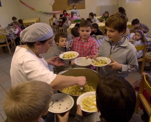 Cibo alla &quot;maniera&quot; tradizionale per i bimbi dell'asilo di Roccavignale: torna in funzione la vecchia cucina