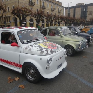 In foto un raduno di Fiat 500 storiche