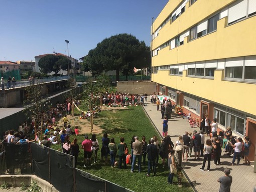Gli alunni delle quinte delle scuole delle Albisole ricevono le bandiere tricolori dai Lions