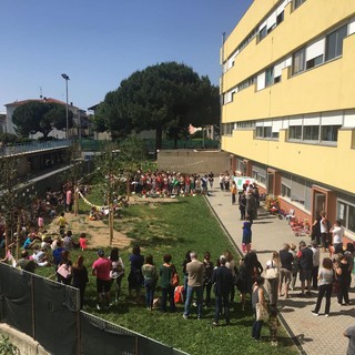 Gli alunni delle quinte delle scuole delle Albisole ricevono le bandiere tricolori dai Lions