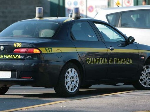 Alassio, la Finanza chiude una pasticceria. Sul cartello il titolare scrive: "Ho perso la voglia"