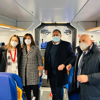 Trasporti, consegnati altri tre treni rock. Toti e Berrino: “Rinnovo della flotta segnale di attenzione verso la Liguria, soprattutto in vista della stagione turistica” Trasporti, consegnati altri tre treni rock. Toti e Berrino: “Rinnovo della flotta segnale di attenzione verso la Liguria, soprattutto in vista della stagione turistica”