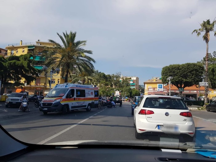 Pietra Ligure: scontro auto scooter, uomo trasportato in codice giallo in ospedale
