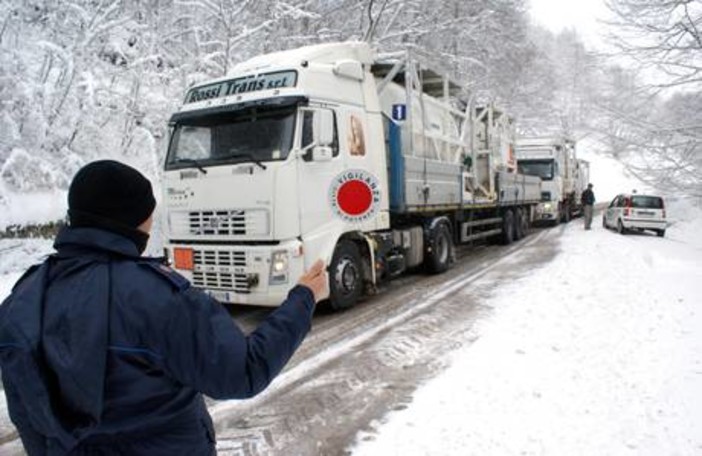 Emergenza neve Valbormida, collegamenti Tpl interrotti. A6 chiusa ai camion Emergenza neve Valbormida, collegamenti Tpl interrotti. A6 chiusa ai camion