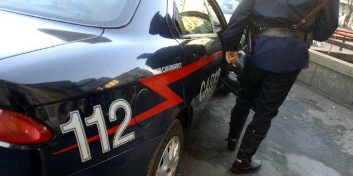 Picchia la fidanzata: arrestato dai carabinieri a Borghetto Santo Spirito