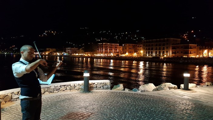 A Laigueglia successo per la la notte romantica vissuta tra centro storico e molo (FOTO)
