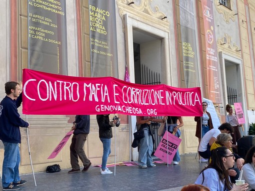 "Toti si deve dimettere": in centinaia al presidio in piazza De Ferrari (Foto e video) "Toti si deve dimettere": in centinaia al presidio in piazza De Ferrari (Foto e video)