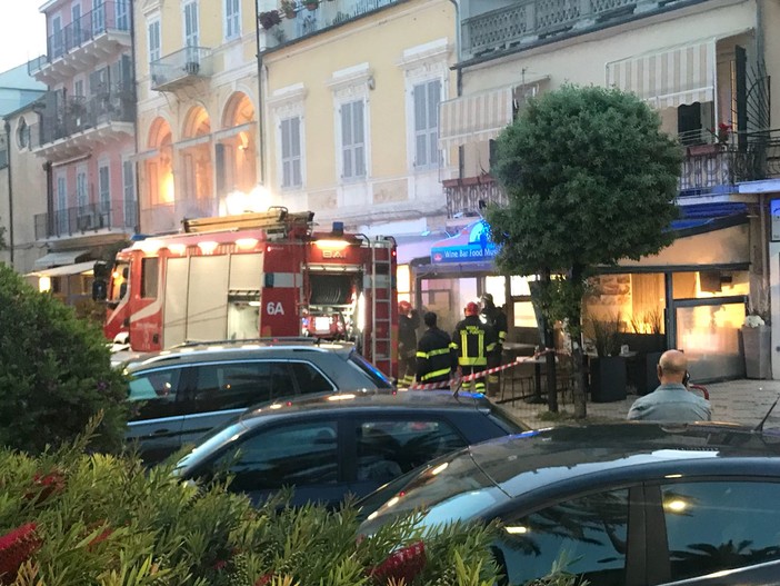 Loano, a fuoco il bar Novecento