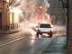 Auto prende fuoco mentre attraversa via Genova ad Albenga (FOTO e VIDEO)