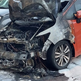 Il mezzo danneggiato dalle fiamme in via Giusti a Savona