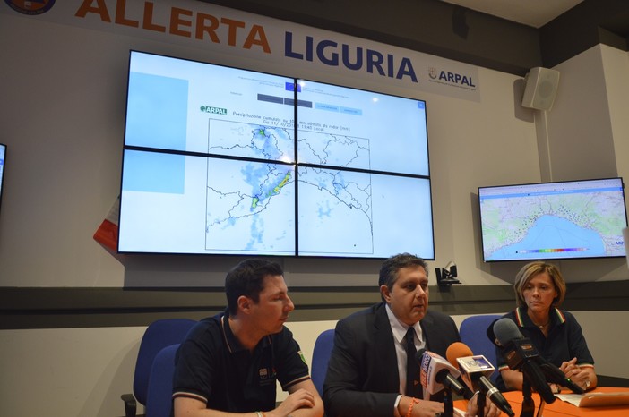 Allerta prolungata in Liguria: "Sarà un pomeriggio lungo" Allerta prolungata in Liguria: "Sarà un pomeriggio lungo"