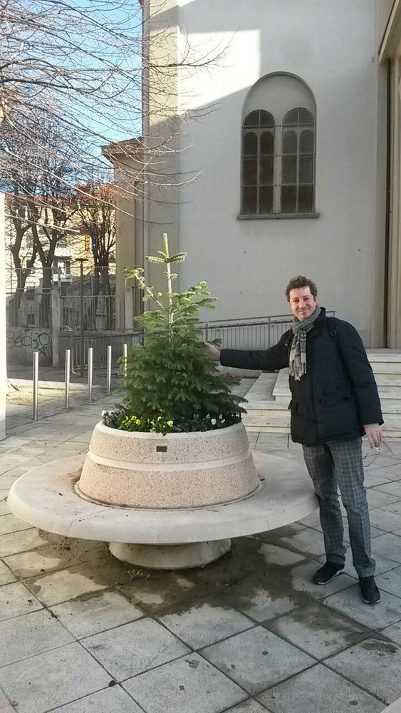 Savona: il consigliere Venturelli dona due alberi a piazza Bologna Savona: il consigliere Venturelli dona due alberi a piazza Bologna