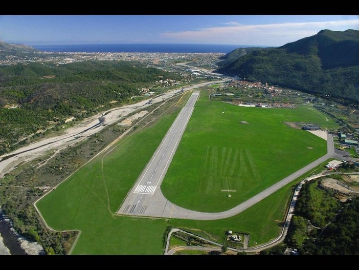 Atterraggio di emergenza all'Aeroporto di Villanova d'Albenga