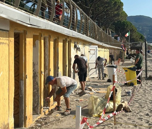 Alassio, danni e scritte vandaliche alla spiaggia ex Maria Ausiliatrice, lavori in corso per l'apertura