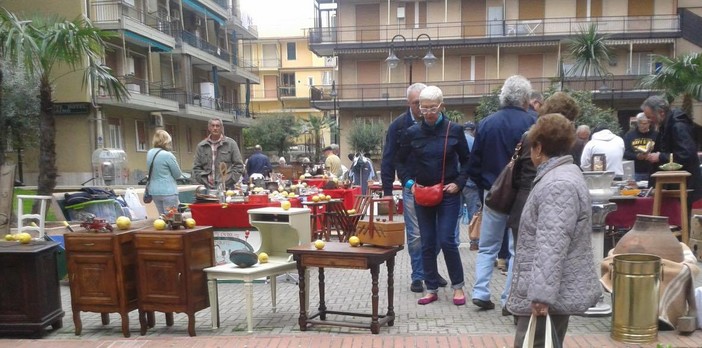 Loano, in corso Europa torna il Mercatino di Antichità e Collezionismo