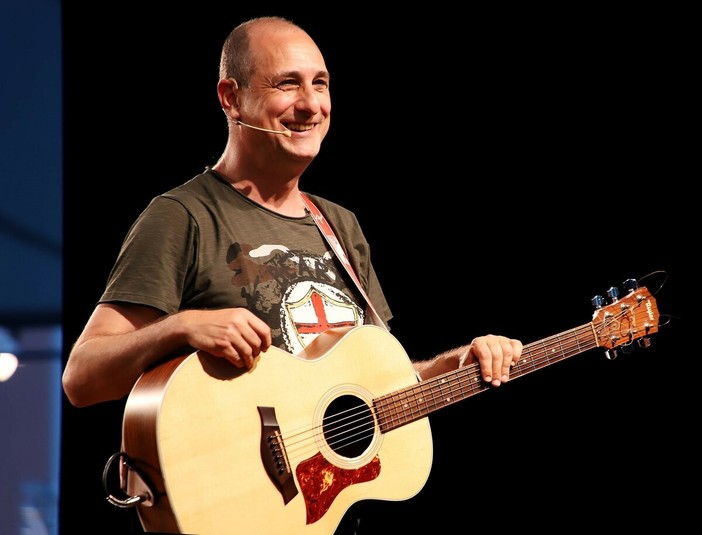 Musica e comicità a Finale Ligure, Andrea Di Marco porta il suo show in piazza Vittorio Emanuele Musica e comicità a Finale Ligure, Andrea Di Marco porta il suo show in piazza Vittorio Emanuele