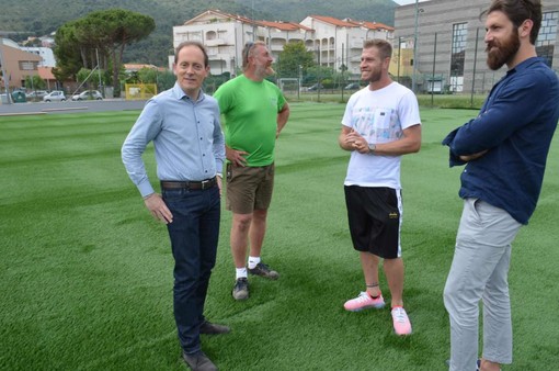 Andora, iniziata la posa del manto del campo da calcio in erba sintetica (FOTO)