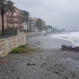 Forte mareggiata ad Albenga, primi disagi per la città delle Torri (FOTO e VIDEO)