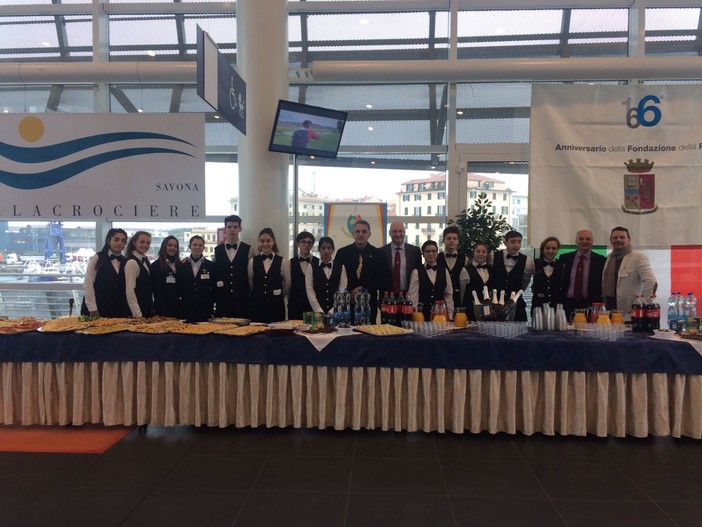 L'Alberghiero "Migliorini" di Finale allestisce il rinfresco per i 166 anni della Polizia L'Alberghiero "Migliorini" di Finale allestisce il rinfresco per i 166 anni della Polizia