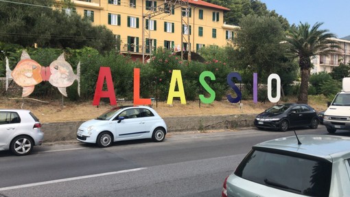 Torna la scritta Alassio all'ingresso di ponente della Città del Muretto Torna la scritta Alassio all'ingresso di ponente della Città del Muretto