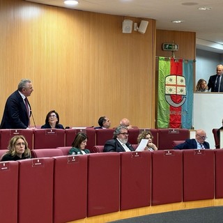 Traffico in tilt a Genova per i blocchi a porto, Vaccarezza (Forza Italia) arriva tardi in consiglio e si scaglia contro i manifestanti: “Sono dei nazicomunisti”