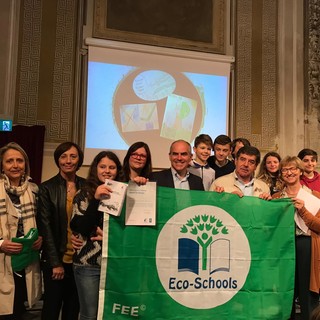 Albenga, consegnata la bandiera verde FEE ai bambini della scuola per l'infanzia San Clemente e ai ragazzi delle scuole di via degli Orti (FOTO)
