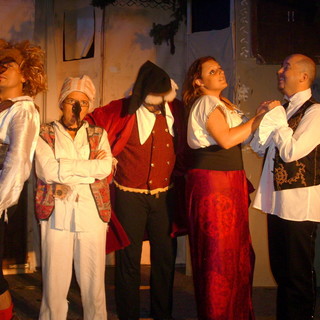 Alassio: "favolando" commedia dell'arte in piazza con la compagnia de "I Senzatetto"